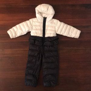 Moncler snowsuit for girl. 3 Y. Black and white.